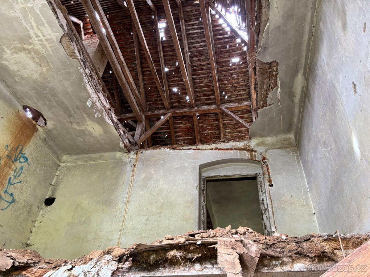 Stavební pozemek s domem k rekonstrukci či demolici 832m2
