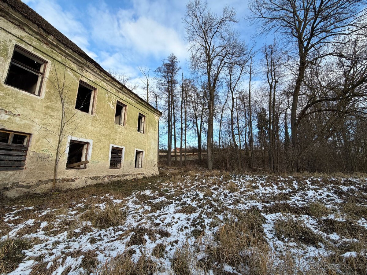Stavební pozemek s domem k rekonstrukci či demolici 832m2
