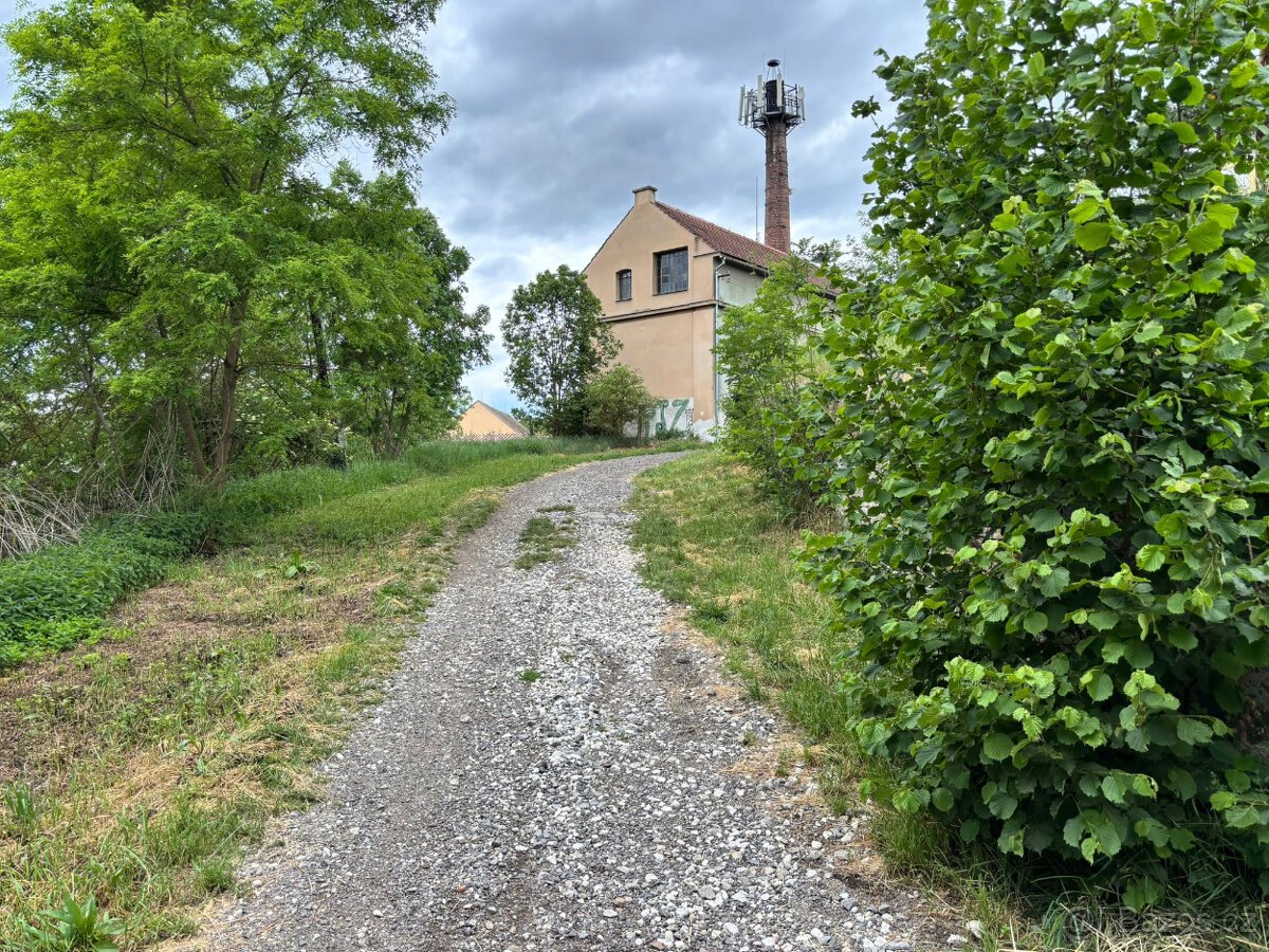 Stavební pozemek s domem k rekonstrukci či demolici 832m2