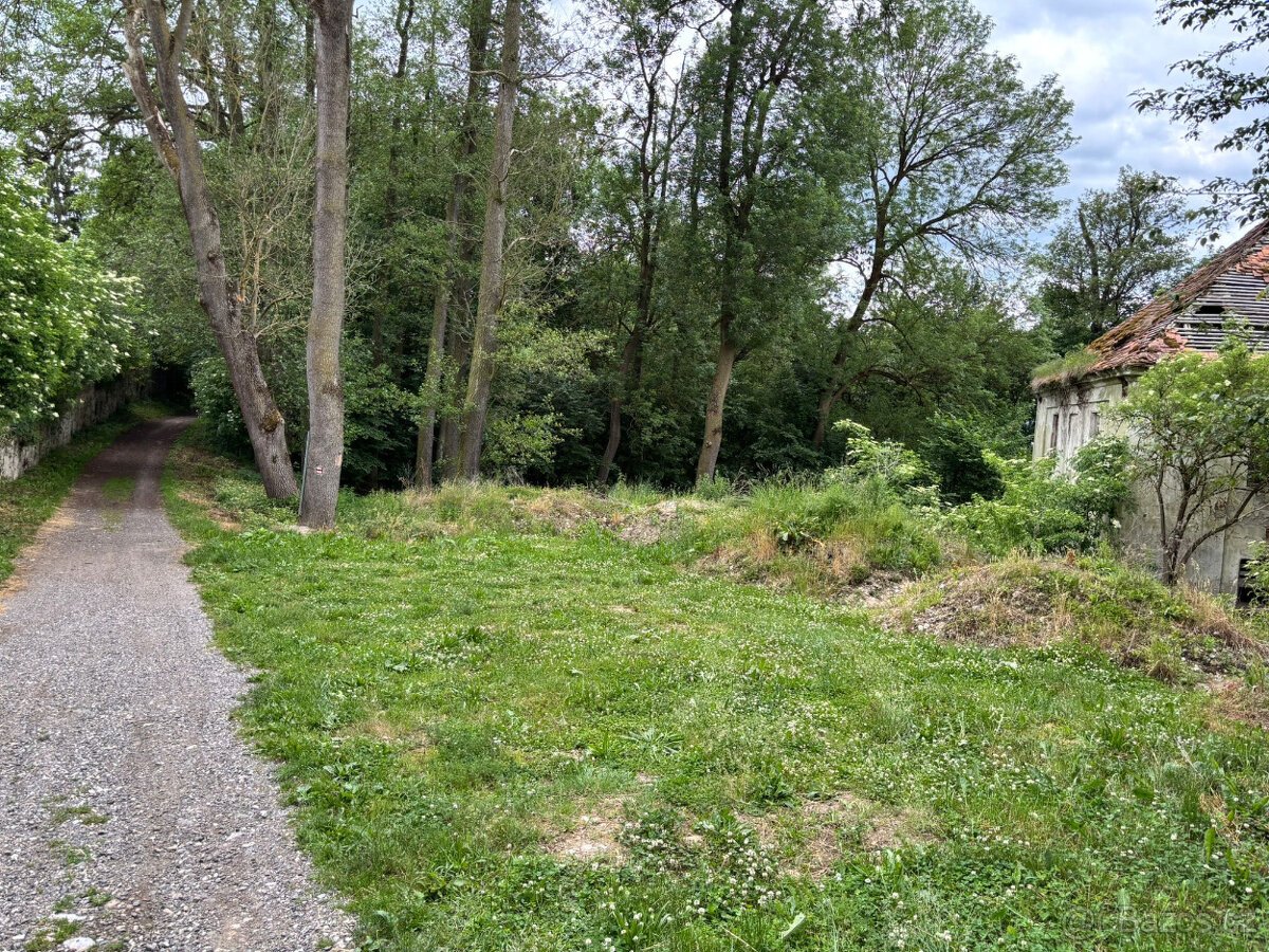 Stavební pozemek s domem k rekonstrukci či demolici 832m2