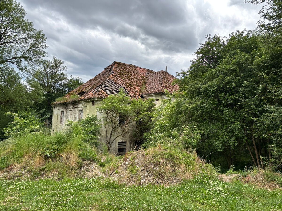 Stavební pozemek s domem k rekonstrukci či demolici 832m2