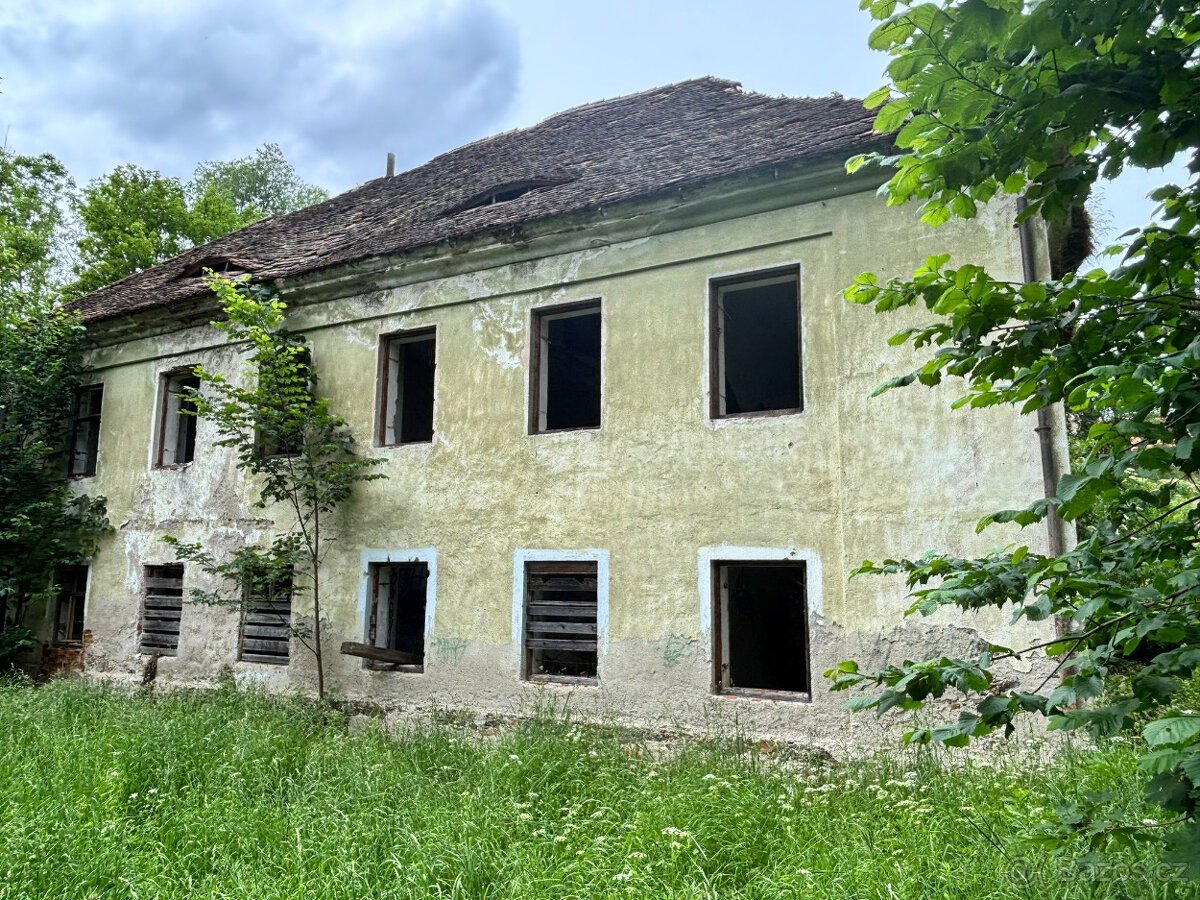 Stavební pozemek s domem k rekonstrukci či demolici 832m2