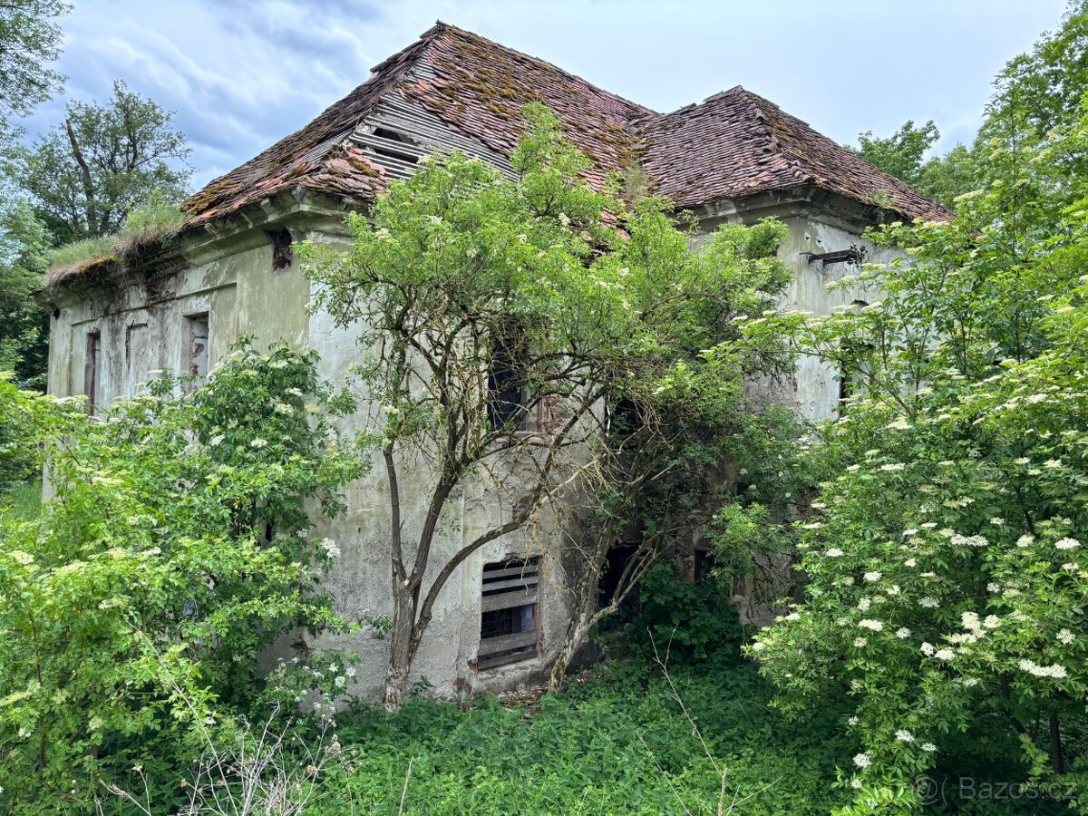 Stavební pozemek s domem k rekonstrukci či demolici 832m2