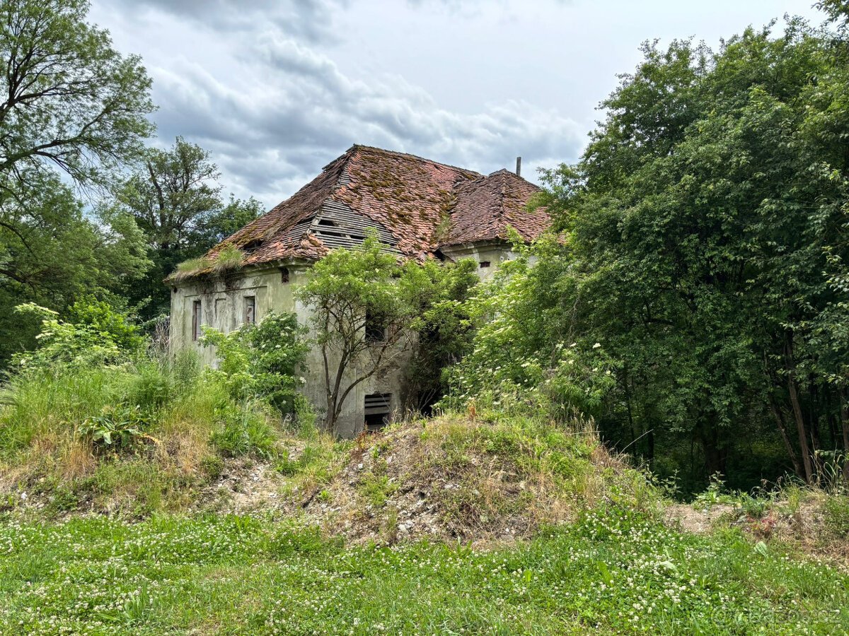Stavební pozemek s domem k rekonstrukci či demolici 832m2