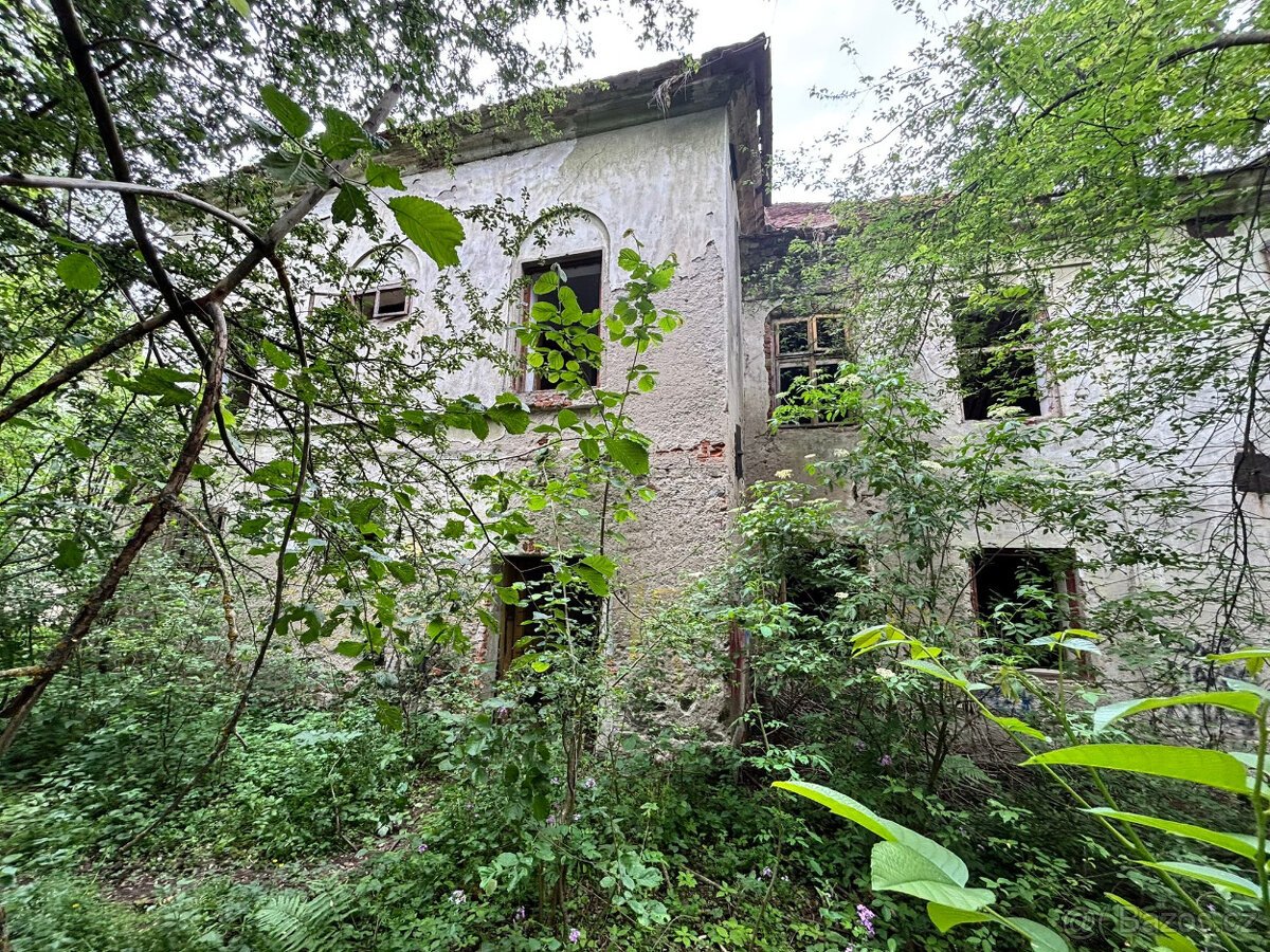 Stavební pozemek s domem k rekonstrukci či demolici 832m2