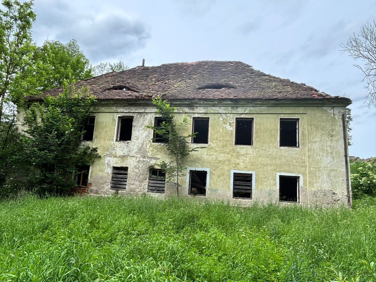 Stavební pozemek s domem k rekonstrukci či demolici 832m2