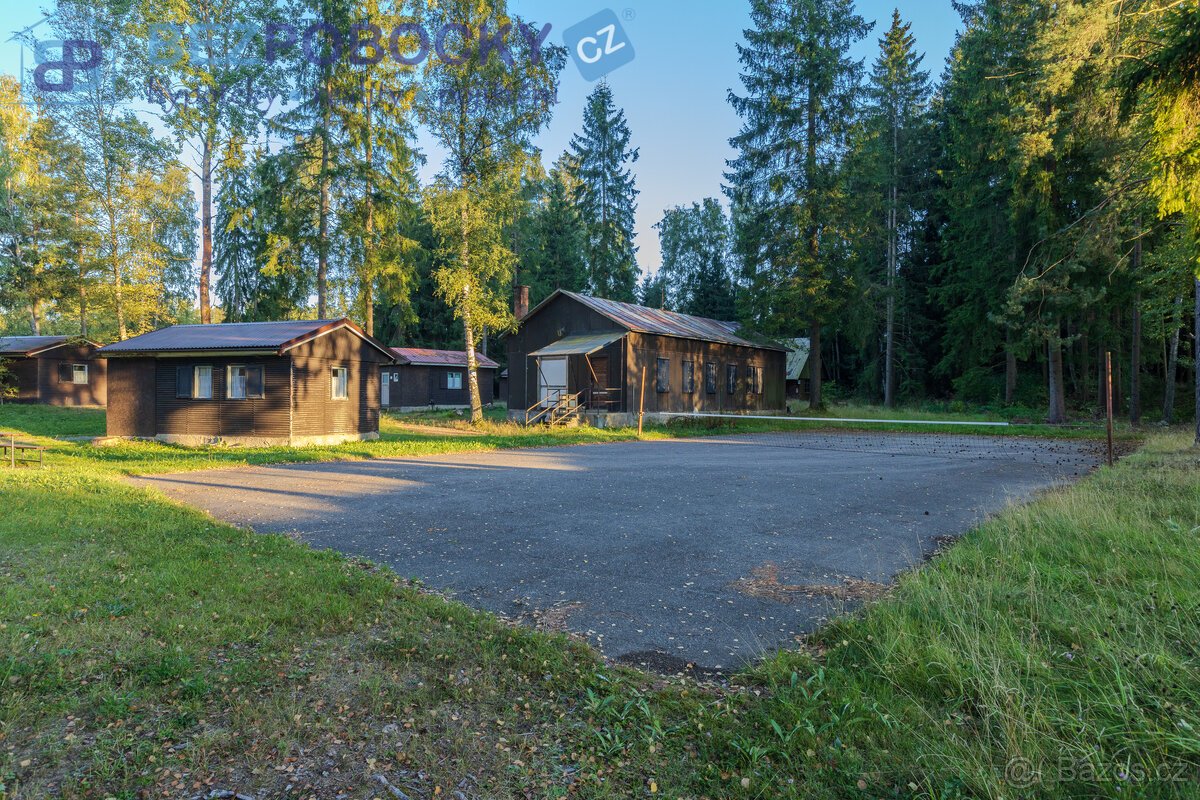 Rozlehlé pozemky o výměře 14 794 m² se stavebními parcelami,