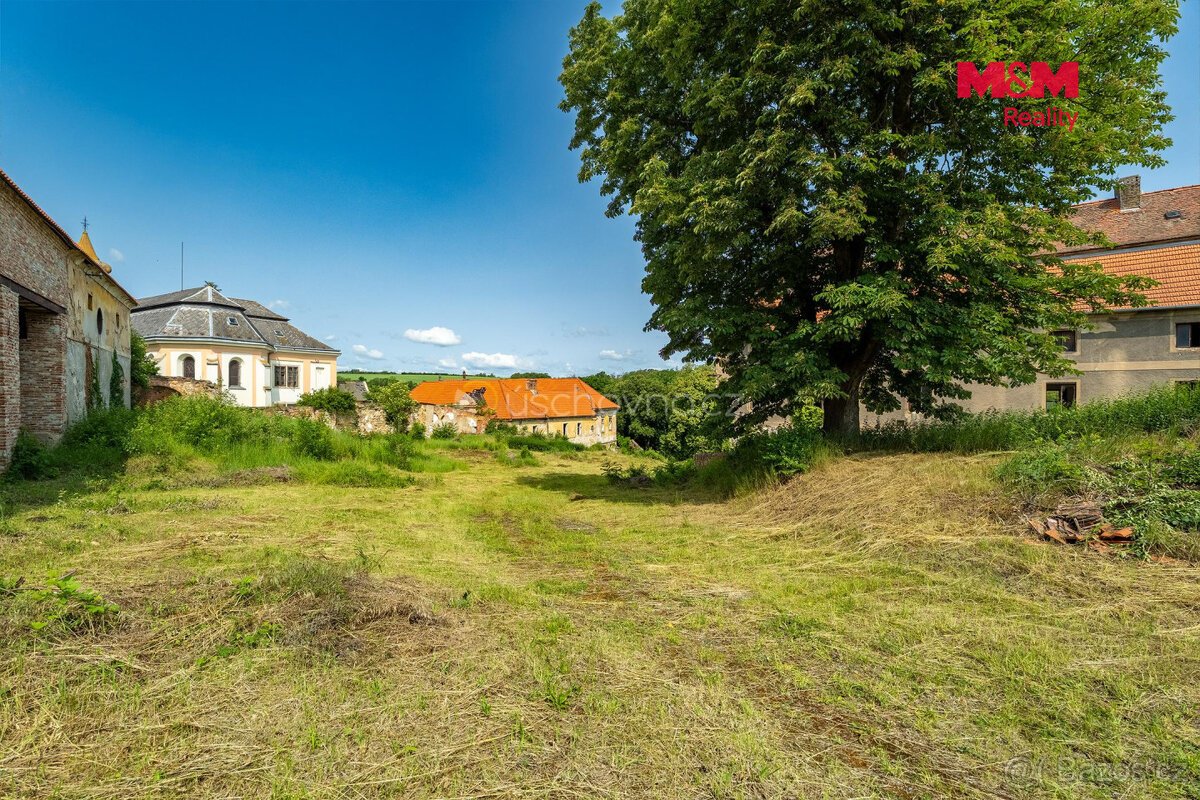 Prodej komerčního pozemku, 18500 m², Zvoleněves