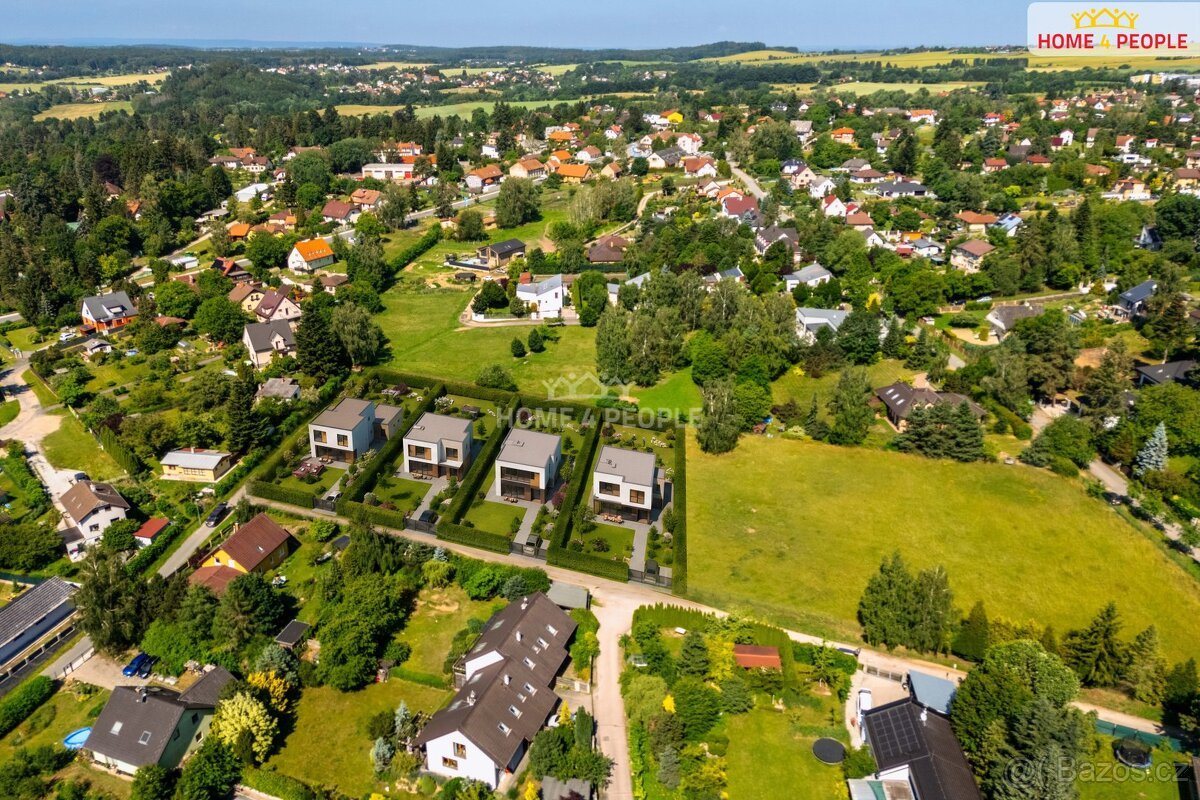 Prodej tří stavebních pozemků. Kamenice u Prahy