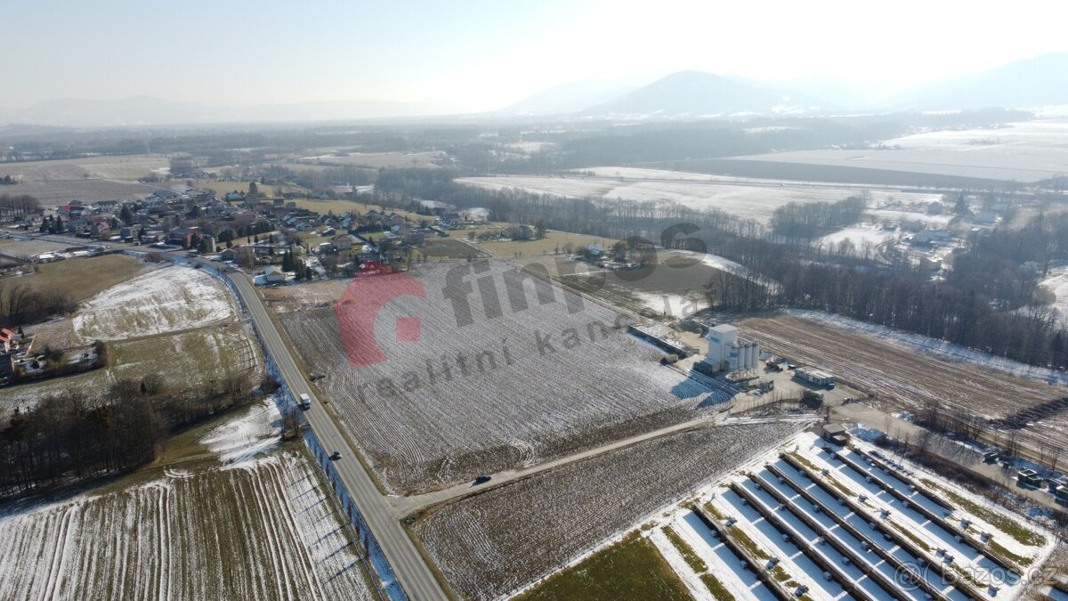 Prodej komerčního pozemku Vojkovice 12.985 m2