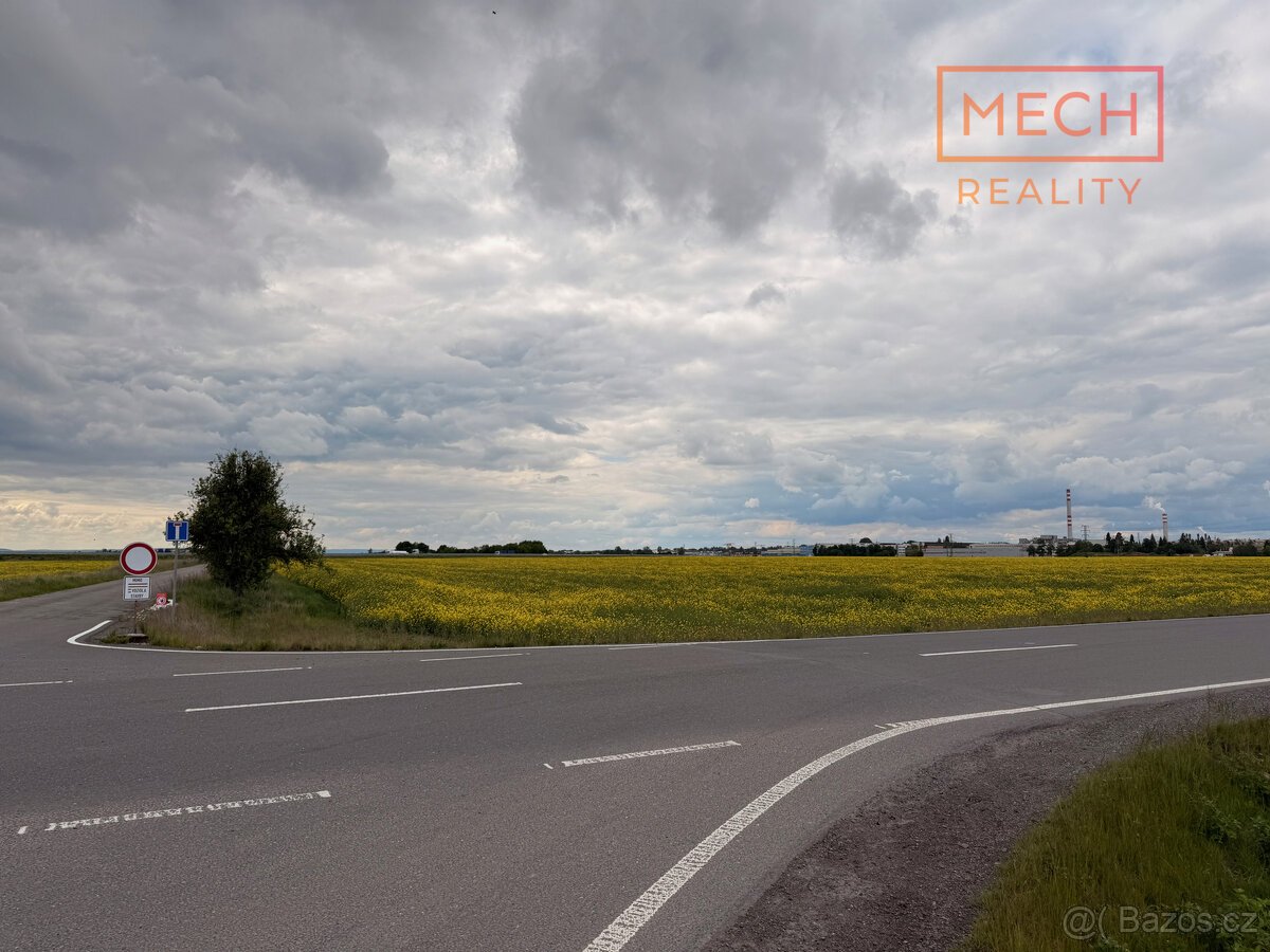 Prodej parcely o výměře 4 850 m2 pro budoucí komerční využit