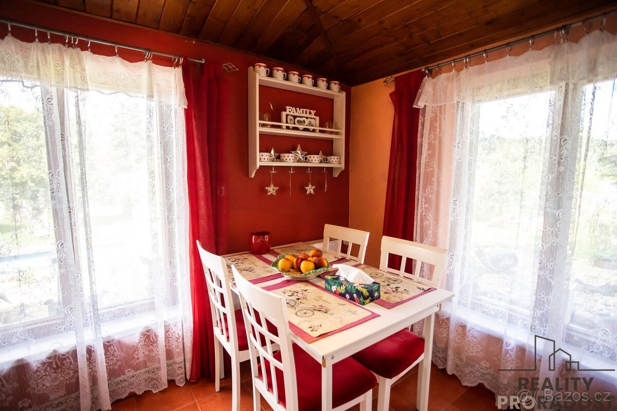 Stavební pozemek se stavebním povolením a menším domkem kous
