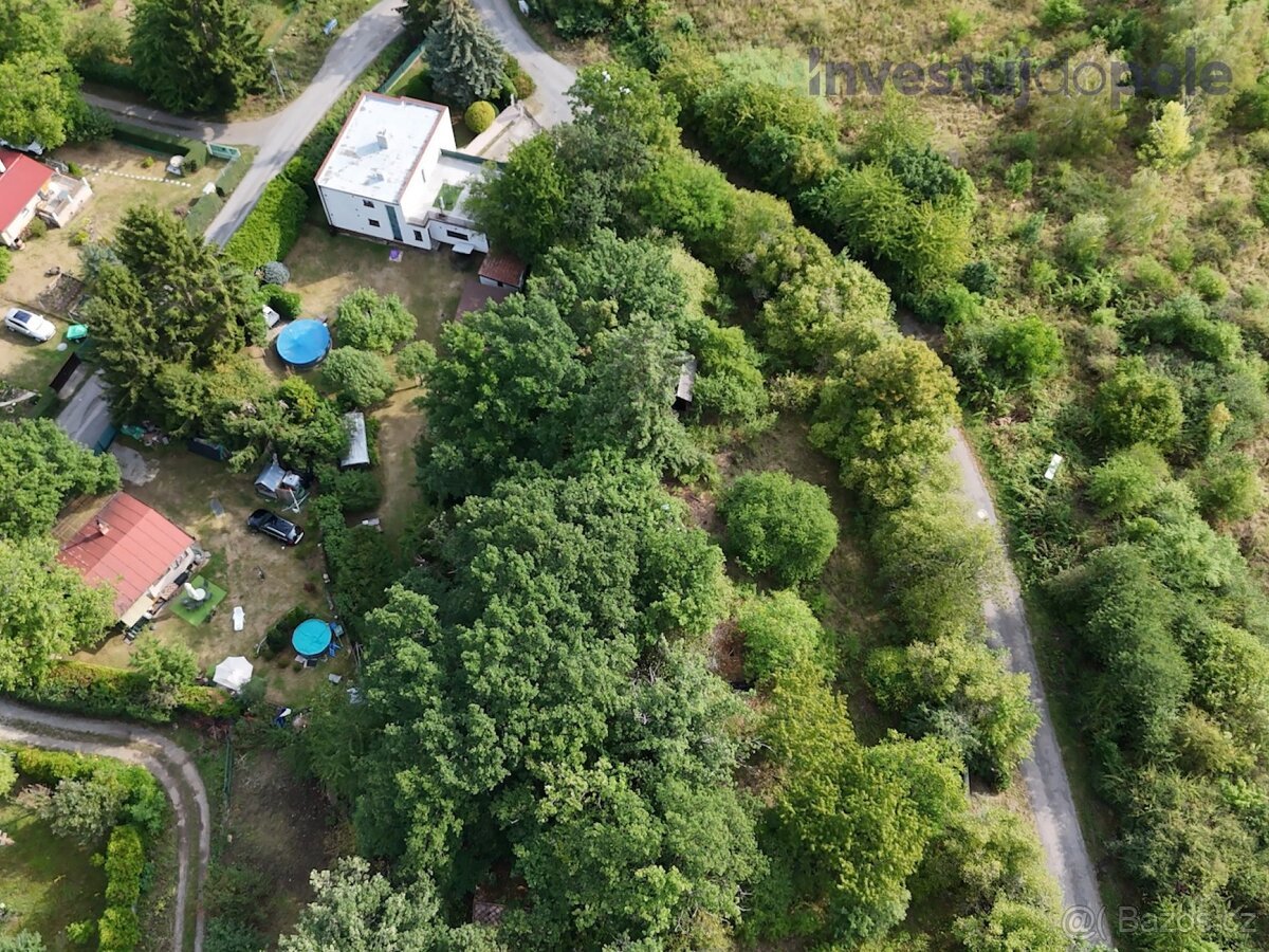 Stavební pozemek 1617 m2 s potenciálem v obci Řitka