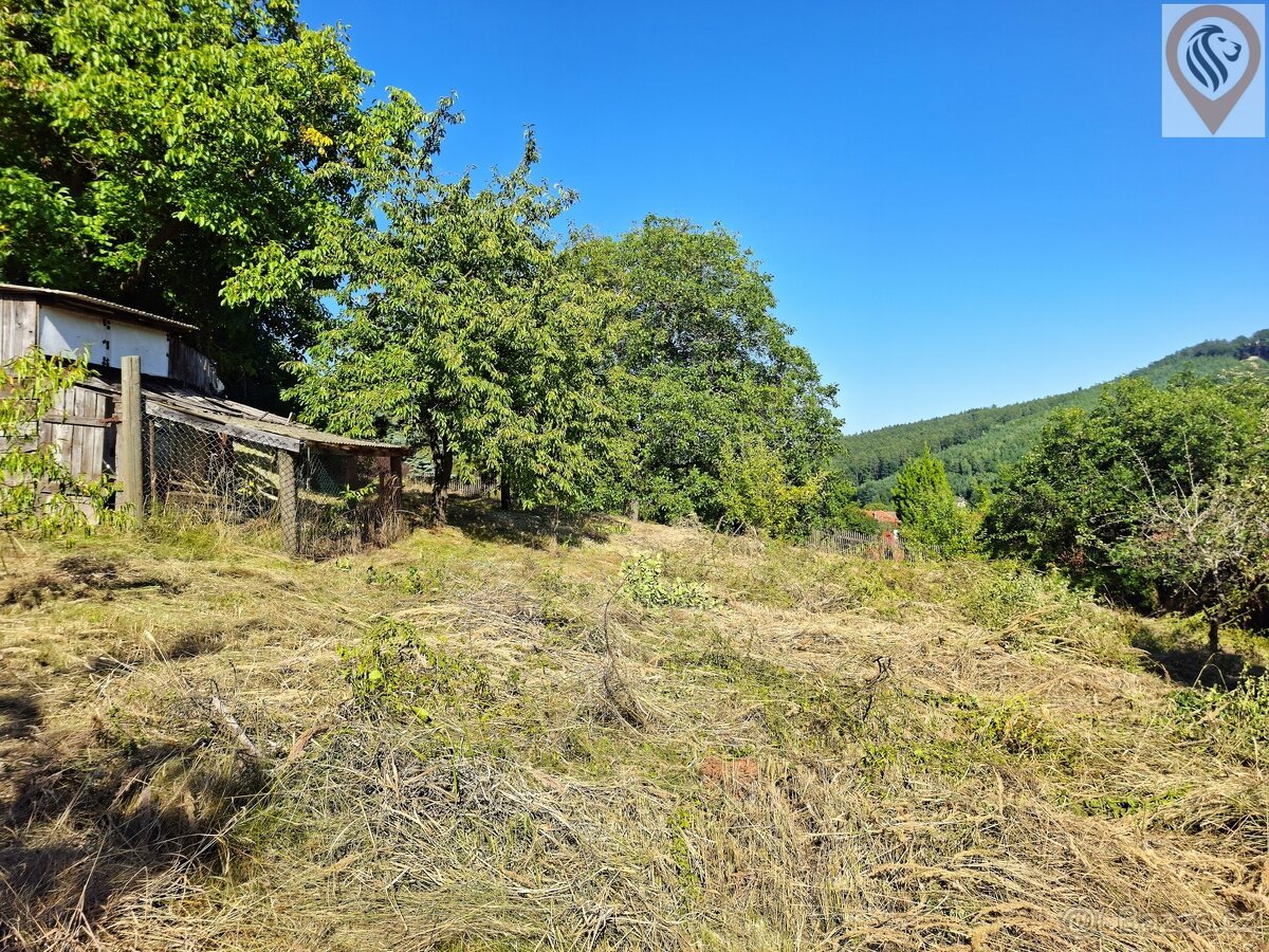 Prodej stavebního pozemku o výměře 1752m² s chatou, v obci P