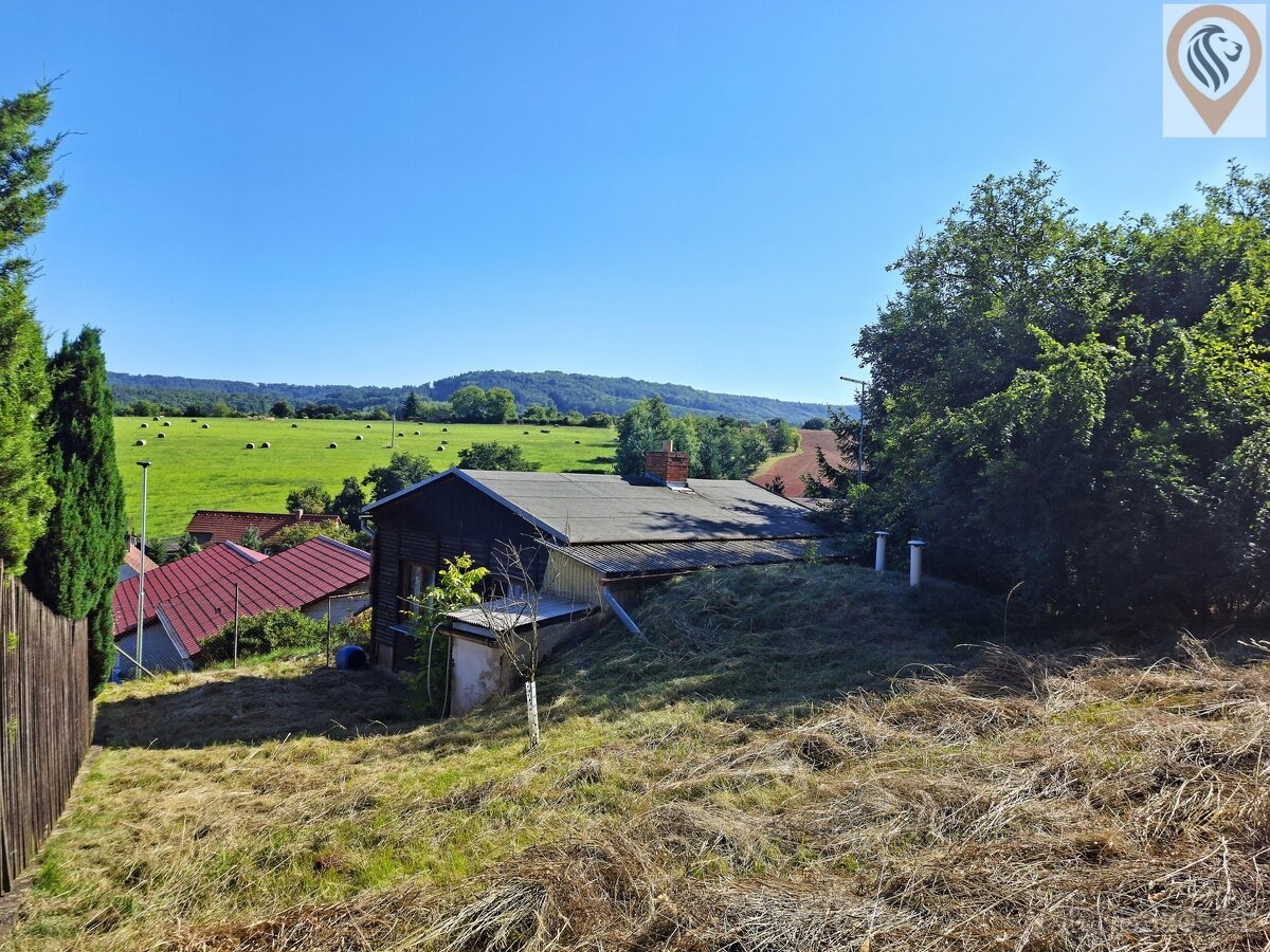 Prodej stavebního pozemku o výměře 1752m² s chatou, v obci P