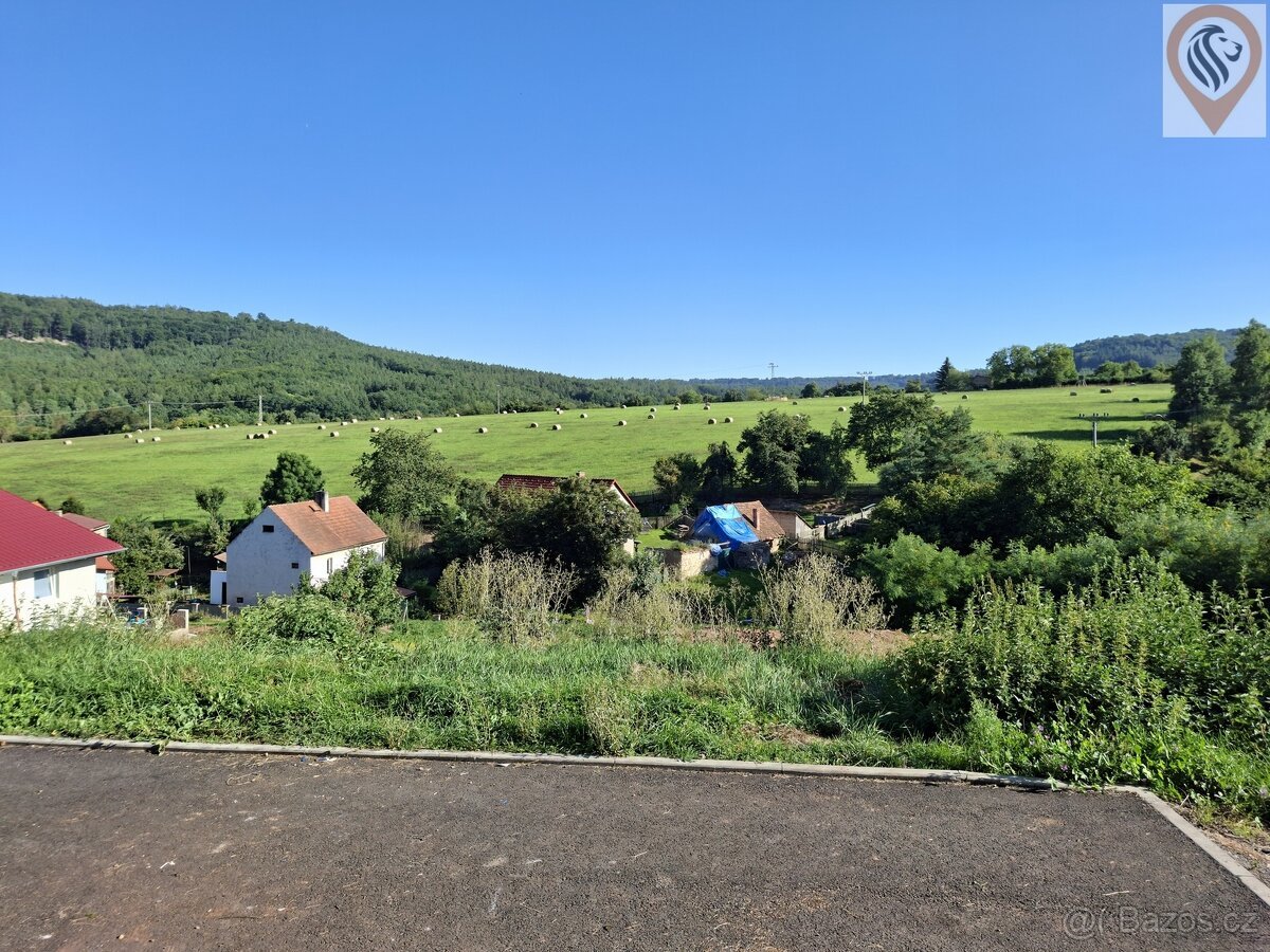 Prodej stavebního pozemku o výměře 1752m² s chatou, v obci P