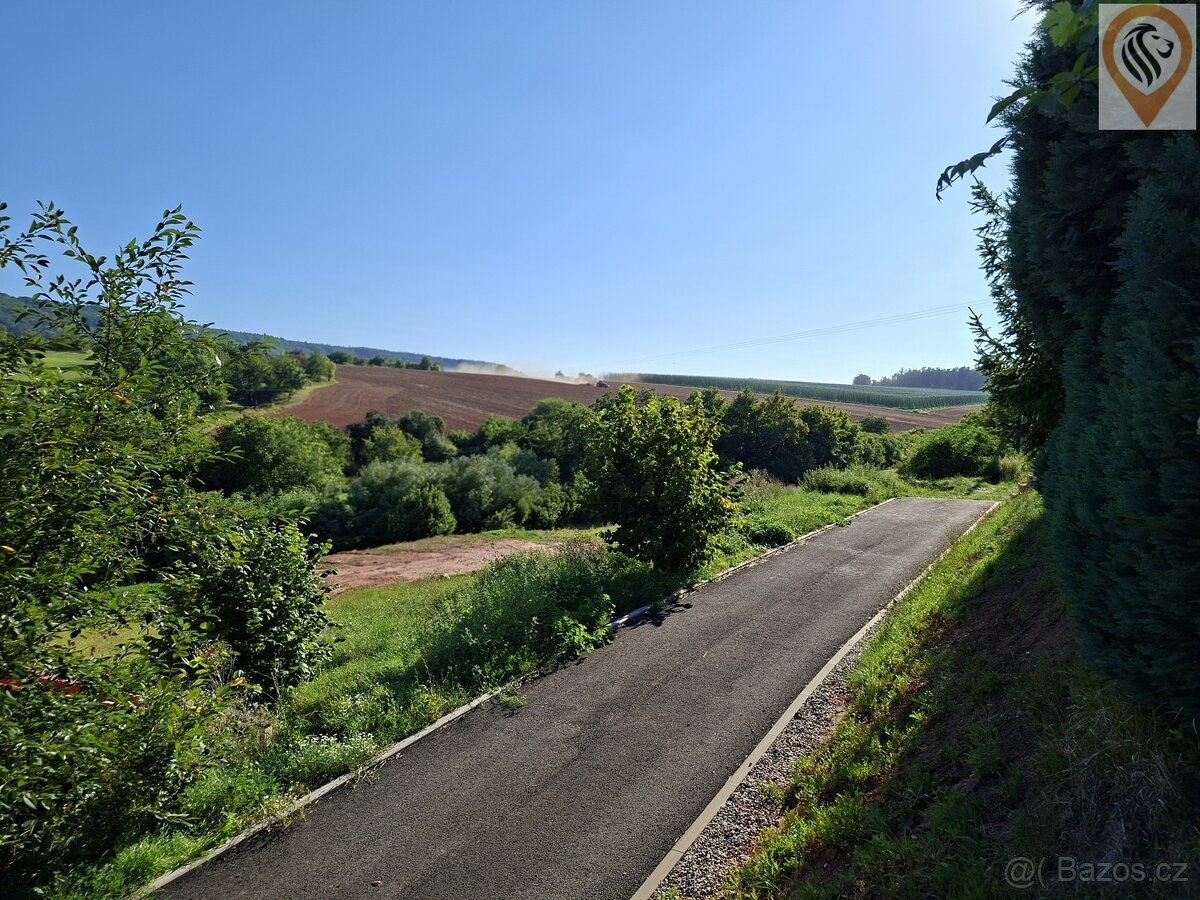 Prodej stavebního pozemku o výměře 1752m² s chatou, v obci P
