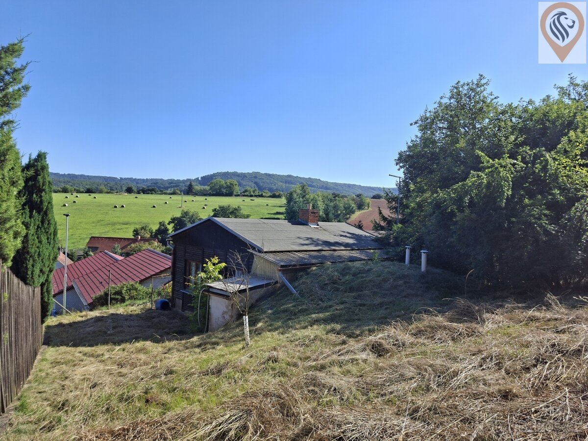 Prodej stavebního pozemku o výměře 1752m² s chatou, v obci P