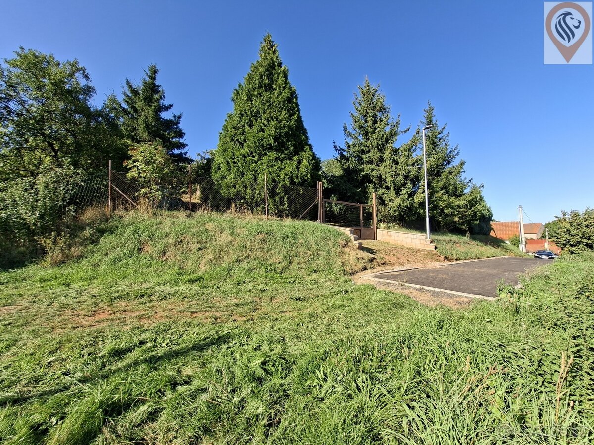 Prodej stavebního pozemku o výměře 1752m² s chatou, v obci P