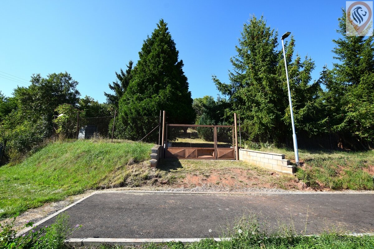 Prodej stavebního pozemku o výměře 1752m² s chatou, v obci P