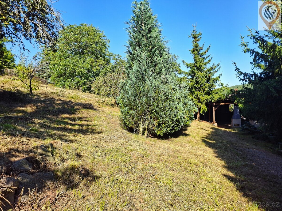 Prodej stavebního pozemku o výměře 1752m² s chatou, v obci P