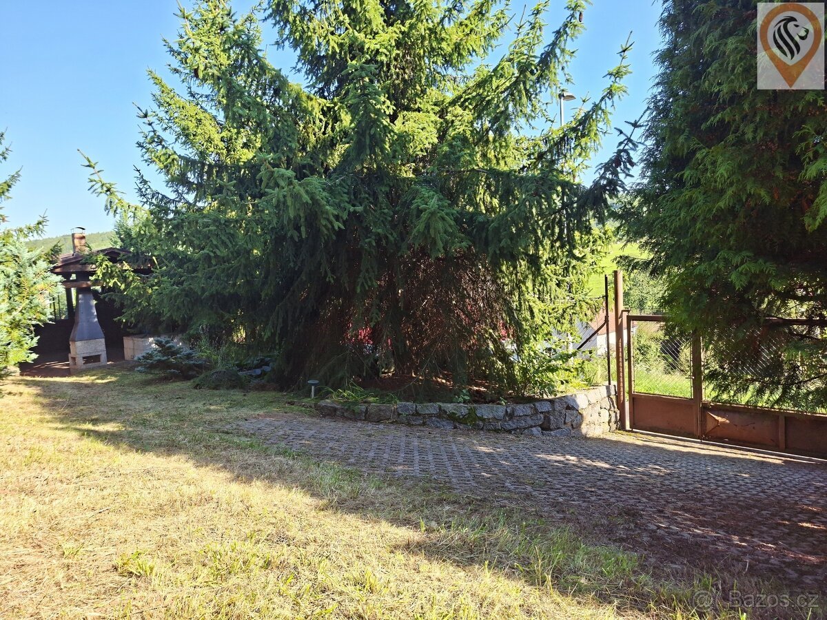 Prodej stavebního pozemku o výměře 1752m² s chatou, v obci P
