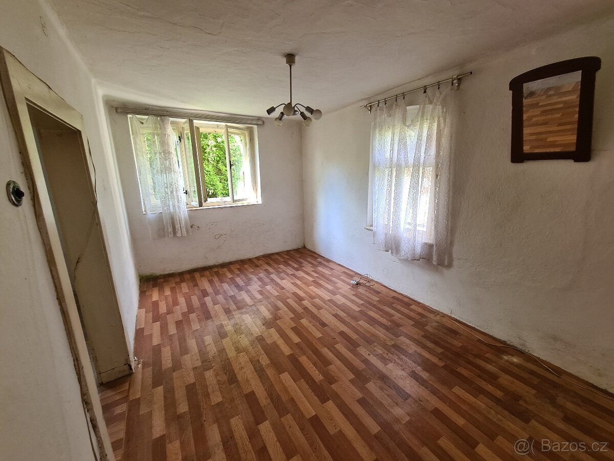 Stavební pozemek 1671 m2 s rodinným domem, Malovice u Boru