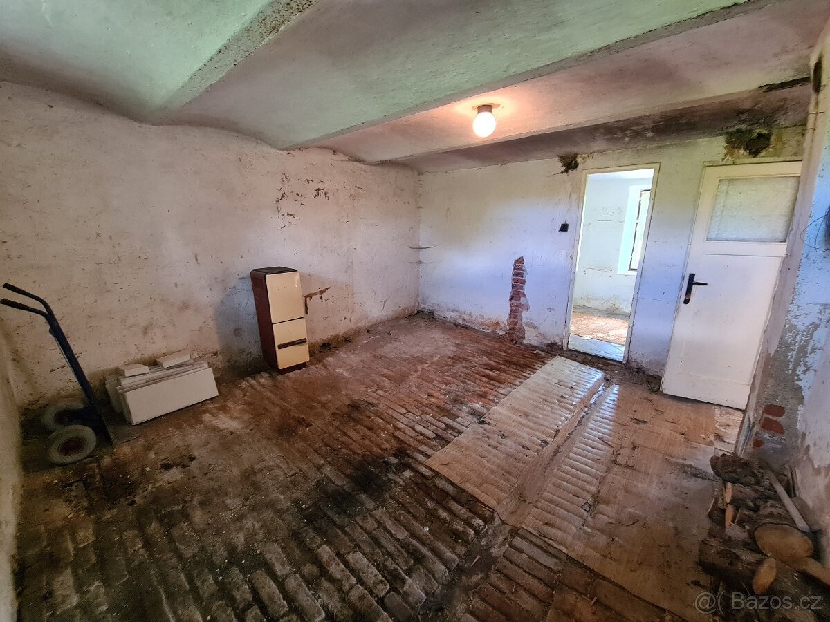 Stavební pozemek 1671 m2 s rodinným domem, Malovice u Boru