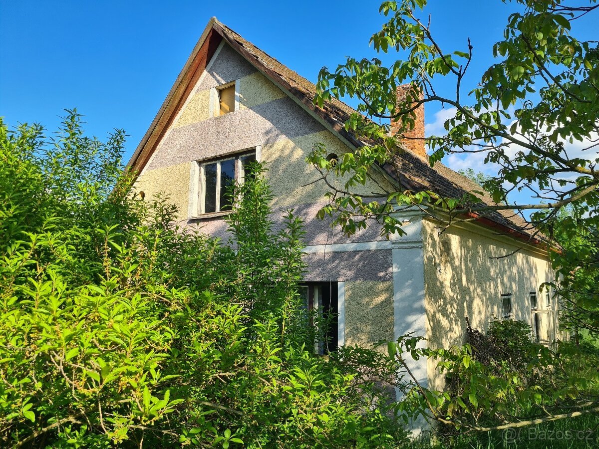 Stavební pozemek 1671 m2 s rodinným domem, Malovice u Boru