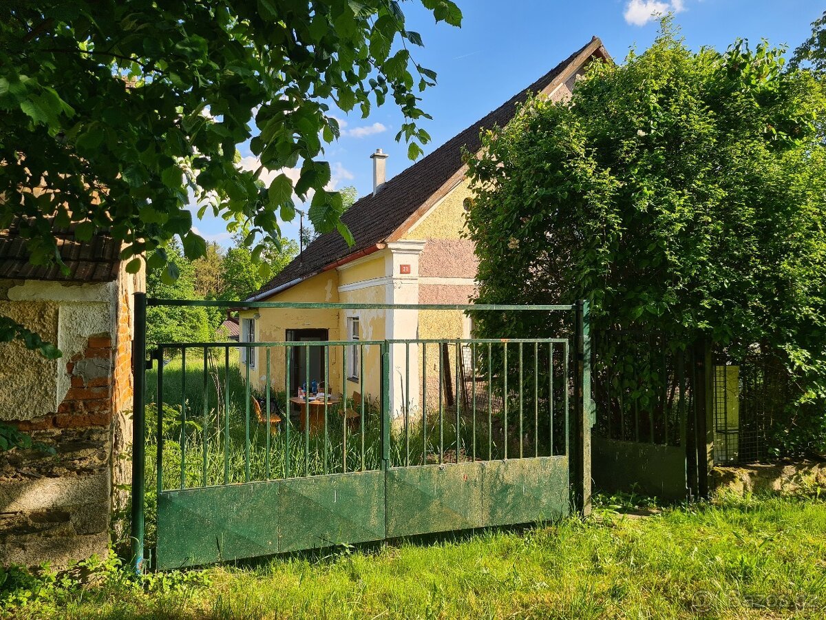 Stavební pozemek 1671 m2 s rodinným domem, Malovice u Boru