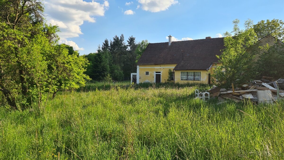 Stavební pozemek 1671 m2 s rodinným domem, Malovice u Boru