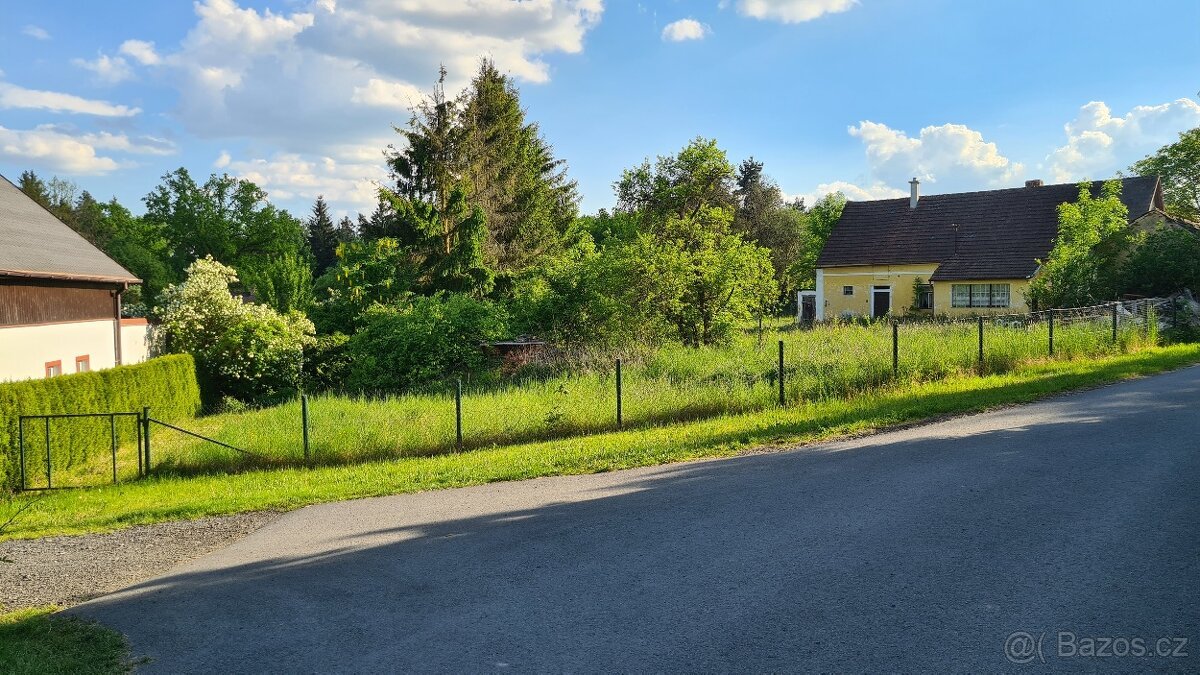 Stavební pozemek 1671 m2 s rodinným domem, Malovice u Boru