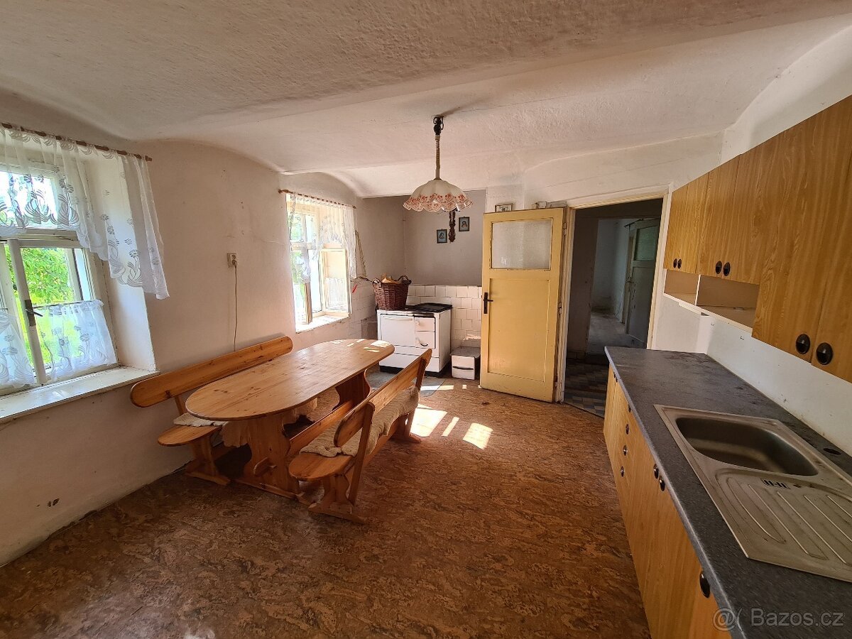 Stavební pozemek 1671 m2 s rodinným domem, Malovice u Boru