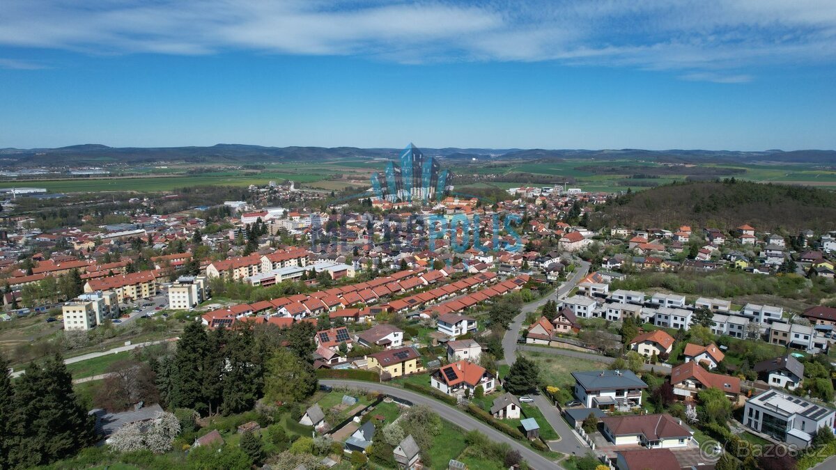 Stavební pozemek 826m² na kraji Hořovic – výhled, klid a kom