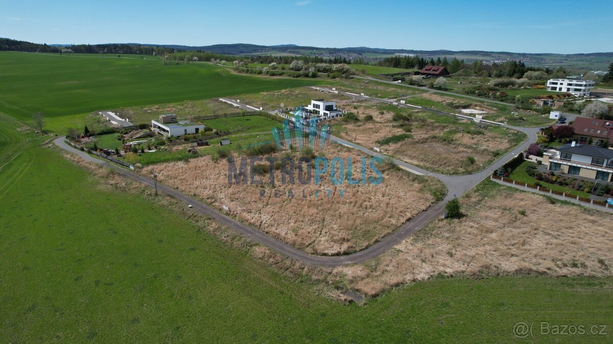 Stavební pozemek 826m² na kraji Hořovic – výhled, klid a kom