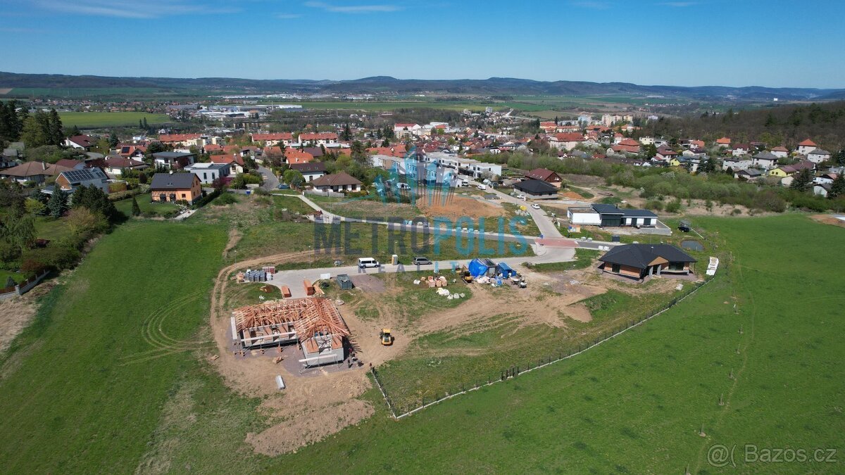 Stavební pozemek 826m² na kraji Hořovic – výhled, klid a kom
