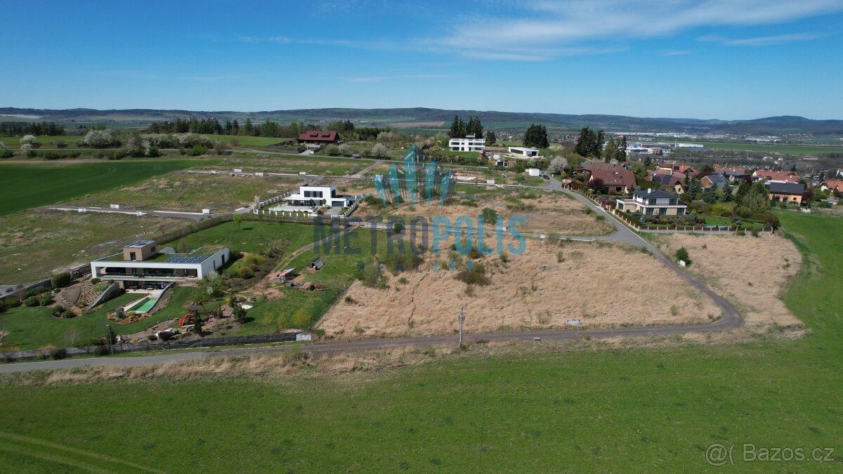 Stavební pozemek 826m² na kraji Hořovic – výhled, klid a kom