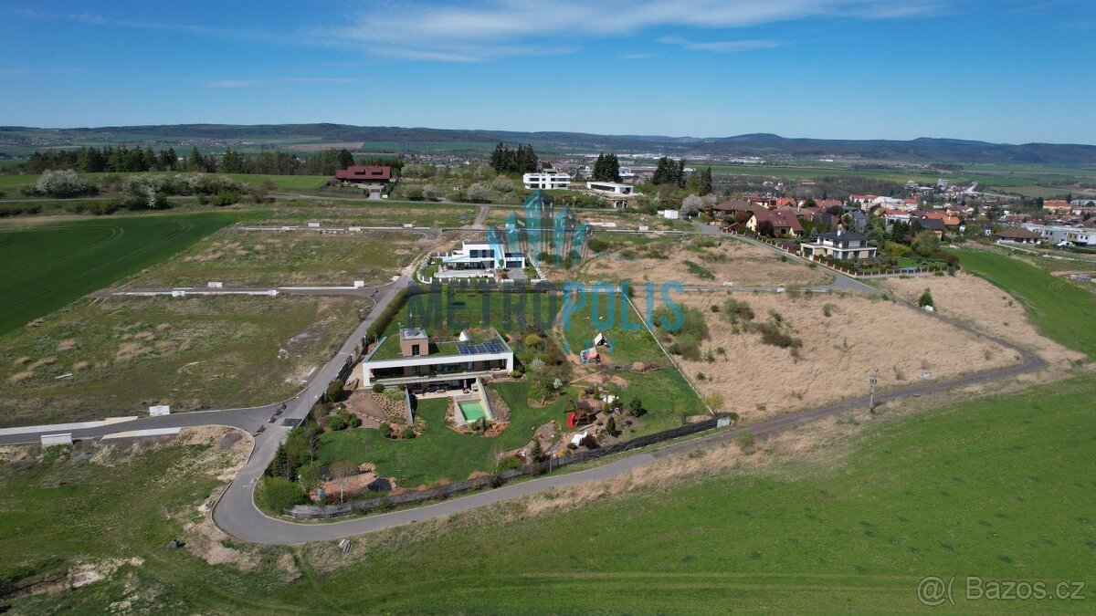 Stavební pozemek 826m² na kraji Hořovic – výhled, klid a kom