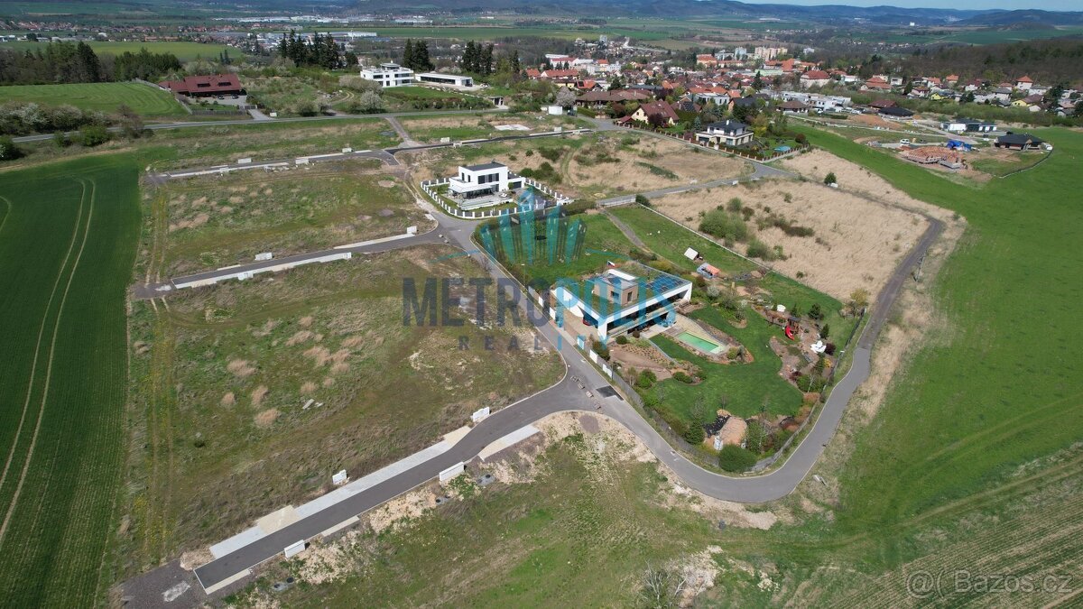 Stavební pozemek 826m² na kraji Hořovic – výhled, klid a kom
