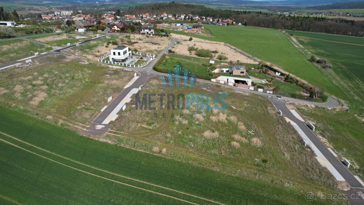 Stavební pozemek 826m² na kraji Hořovic – výhled, klid a kom
