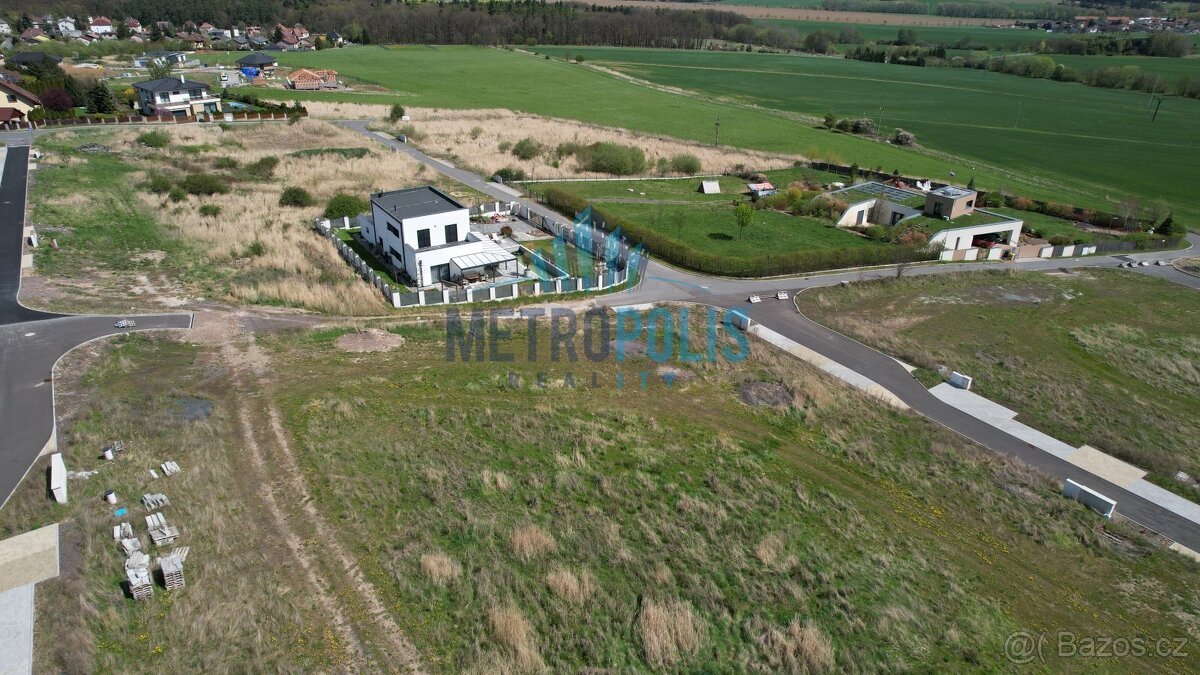 Stavební pozemek 826m² na kraji Hořovic – výhled, klid a kom
