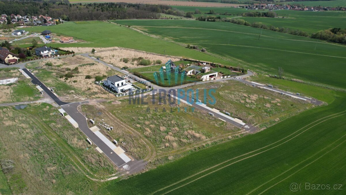 Stavební pozemek 826m² na kraji Hořovic – výhled, klid a kom