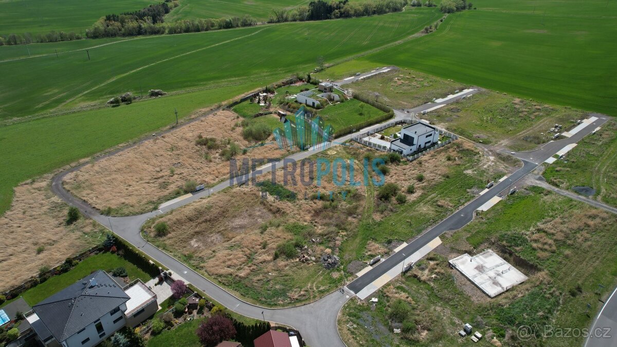 Stavební pozemek 826m² na kraji Hořovic – výhled, klid a kom