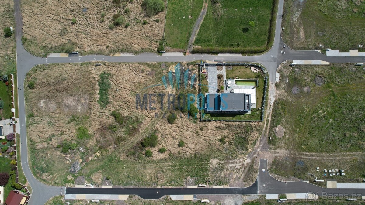 Stavební pozemek 826m² na kraji Hořovic – výhled, klid a kom