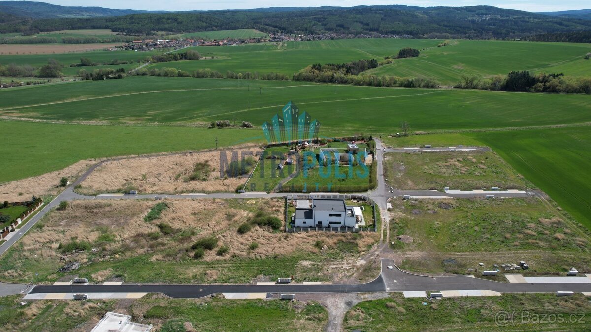 Stavební pozemek 826m² na kraji Hořovic – výhled, klid a kom