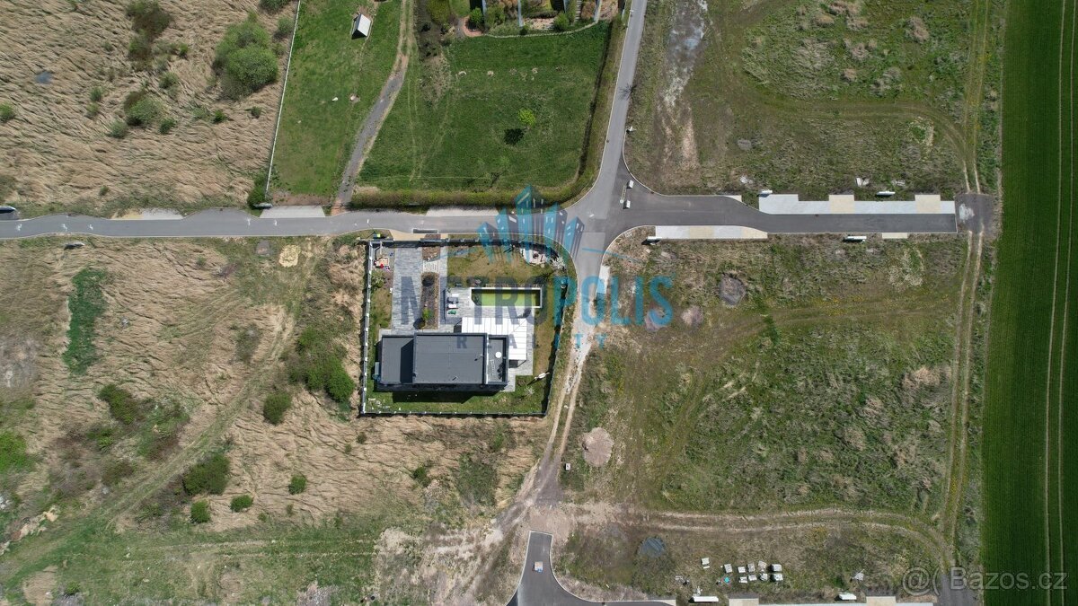 Stavební pozemek 826m² na kraji Hořovic – výhled, klid a kom