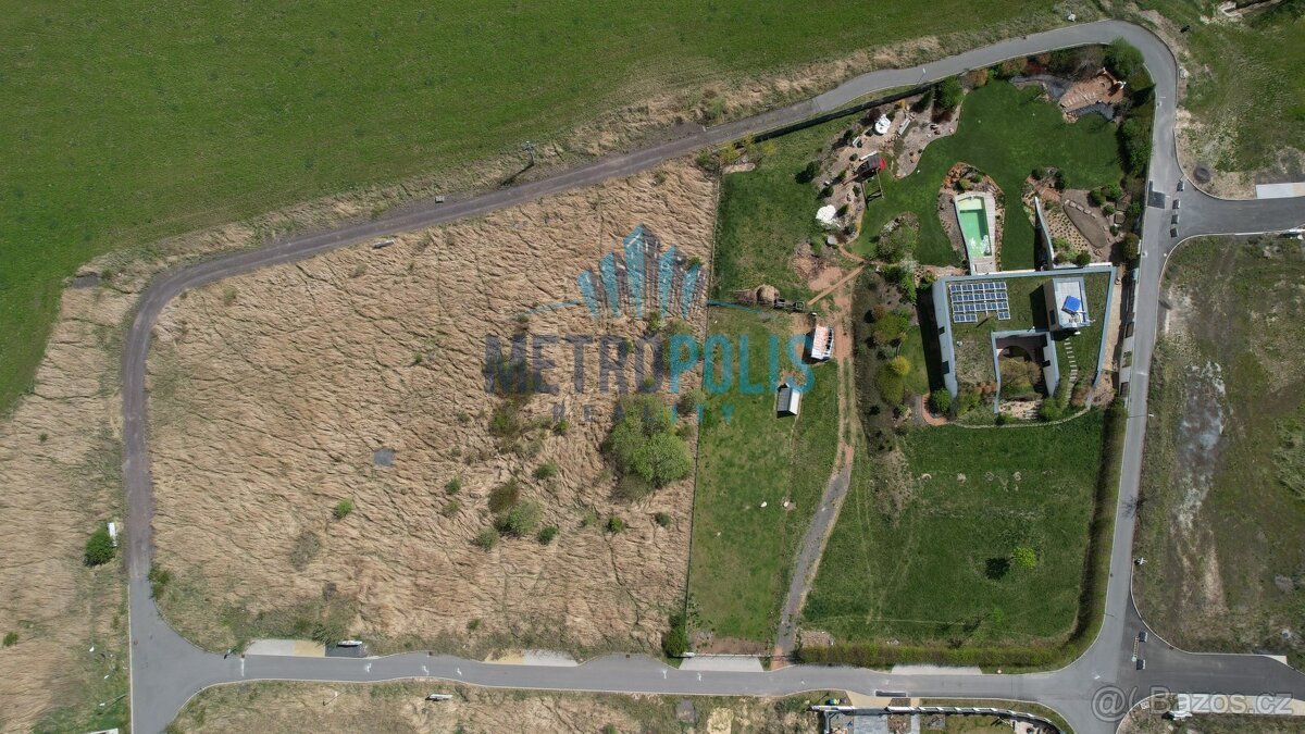 Stavební pozemek 826m² na kraji Hořovic – výhled, klid a kom