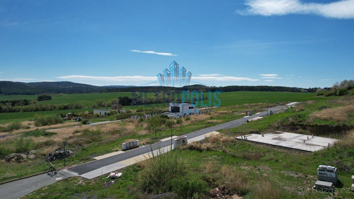 Stavební pozemek 826m² na kraji Hořovic – výhled, klid a kom