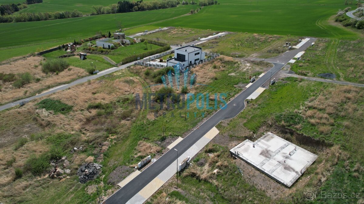 Stavební pozemek 826m² na kraji Hořovic – výhled, klid a kom
