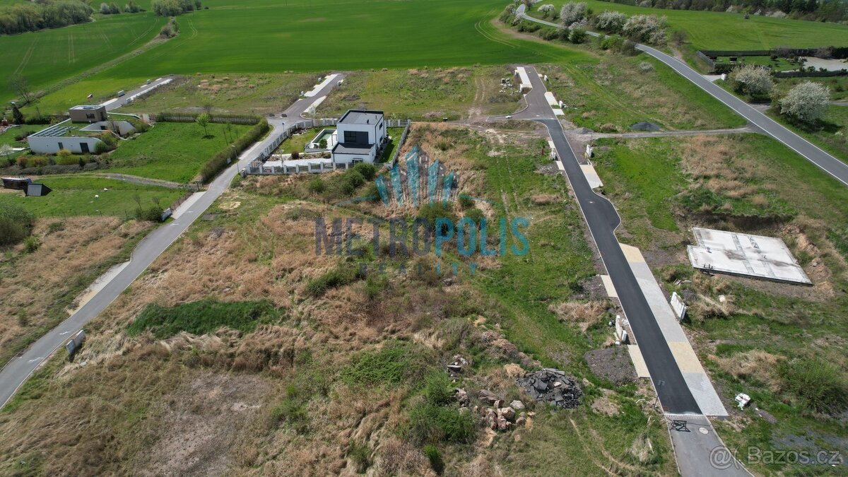 Stavební pozemek 826m² na kraji Hořovic – výhled, klid a kom